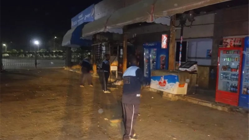 رفع ٩ أطنان مخلفات وأتربة وتركيب ١٠٠ كشاف كهرباء جديد بمدينة الأقصر
