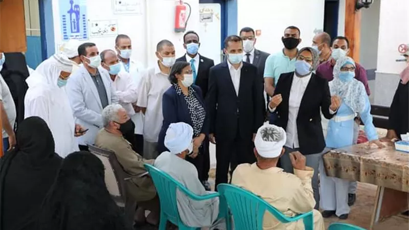 نائب محافظ الوادى الجديد تقود حملات التطعيم المتنقلة ضد كورونا بالقرى