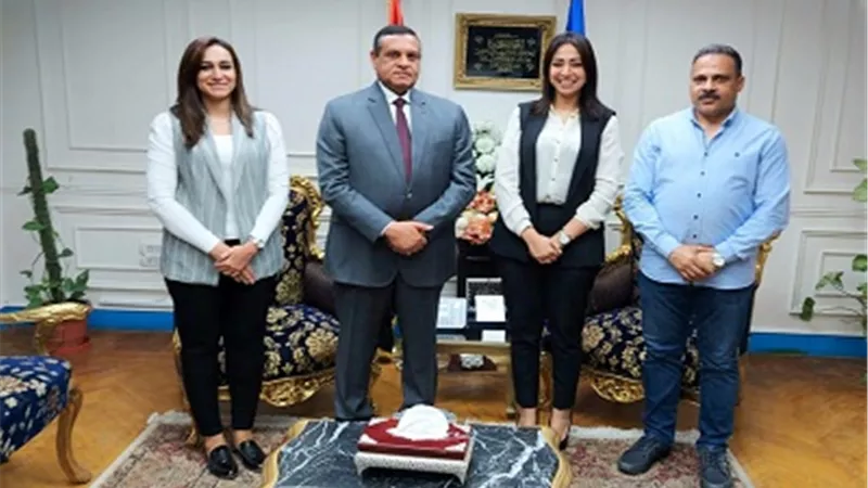 محافظ البحيرة يستقبل متدربي البرنامج الرئاسي للتأهيل للقيادة بمكتبه بديوان عام المحافظة
