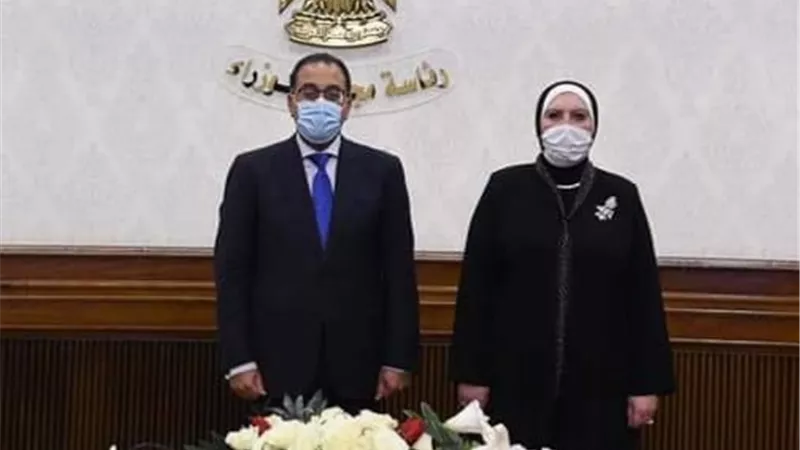 وزيرة الصناعة تبحث التوسع فى إنتاج الأتوبيسات بالسوق المصرى