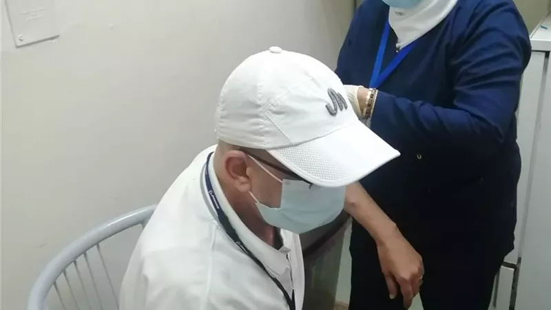مستشفى مصر للطيران تبدأ في تطعيم أفراد الركب الطائر و العاملين بالصفوف الأمامية ضد كورونا
