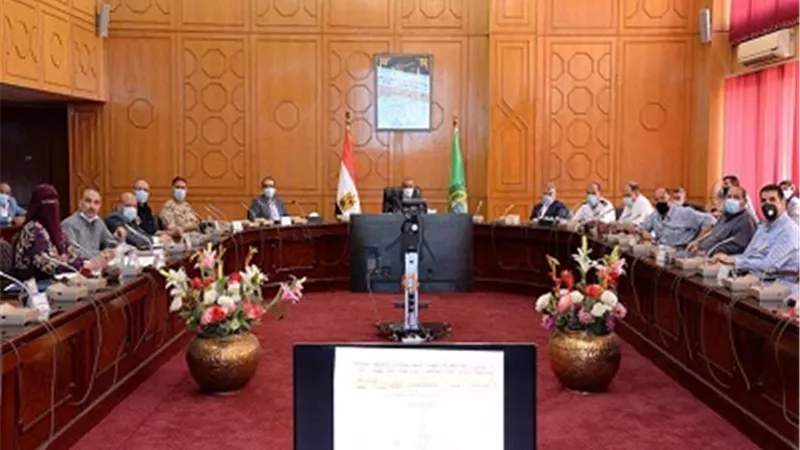 محافظ الإسماعيلية يناقش خطة التعبئة العامة للمحافظة