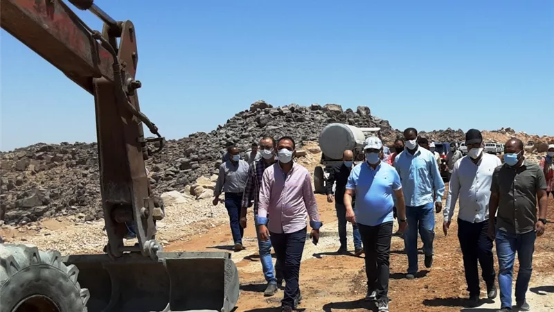 جولة تفقدية لمحافظ أسوان بمشروع أنشاء الطريق الإقليمى الدائرى