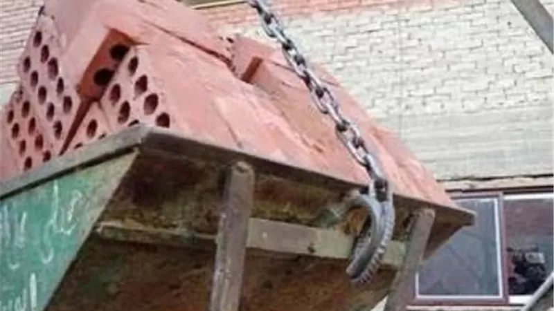 سقوط ونش رفع مواد البناء علي نجار اثناء عمله بالدقهلية