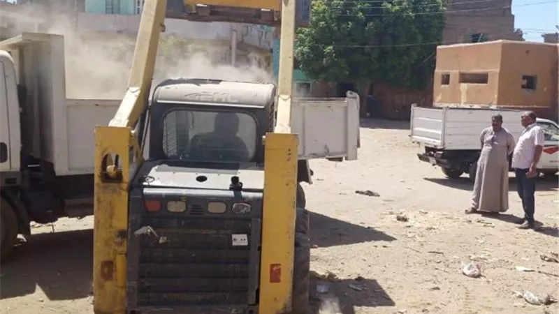 رفع ٢٠ طن من الأتربة والمخلفات بإسنا جنوب الأقصر.. بالصور