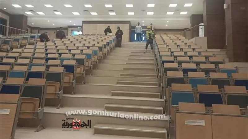 رش وتعقيم قاعات جامعة العلمين استعدادا لامتحانات الفصل الدراسي الثاني