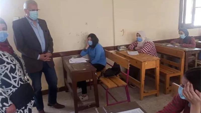 وكيل وزارة التربية والتعليم بالإسماعيلية يتفقد الامتحانات التجريبية الاسترشادية للثانوية العامة