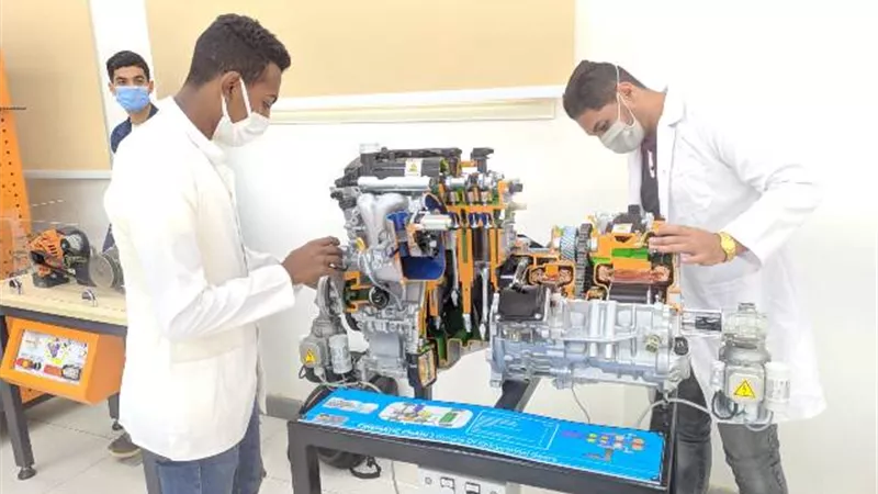 طلاب برنامج الأوتوترونكس يؤدون الاختبارات العملية بجامعة بنى سويف