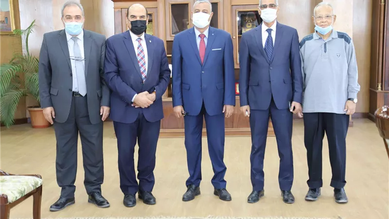 انعقاد لجنة إختيار عميد كلية العلوم بجامعة جنوب الوادى