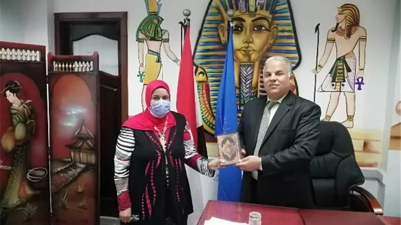 مدير تعليم أسوان يكرم الفائزين فى مسابقة الإنسانية فى الشخصيات الإسلامية..صور