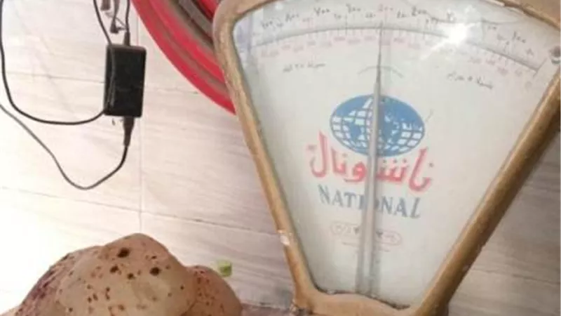 ضبط مخزن مواد غذائية غير مرخص والتحفظ على 563 شيكارة دقيق مدعم بالمنوفية..صور