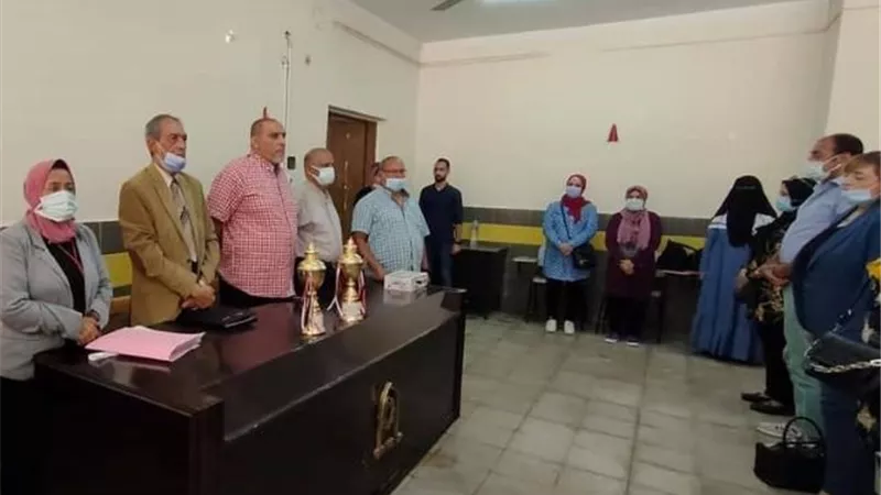 طلاب كلية التربية فنية بجامعة حلوان يبدعون بجدارية فى نادى الطيران.. بالصور