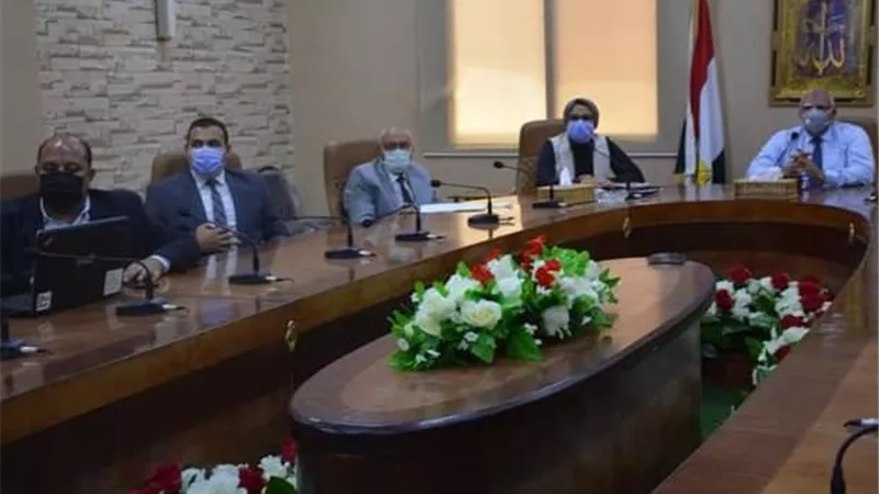 محافظ الوادي الجديد يدرس اطلاق بوابة جغرافية لمتابعة المشروعات الجارية