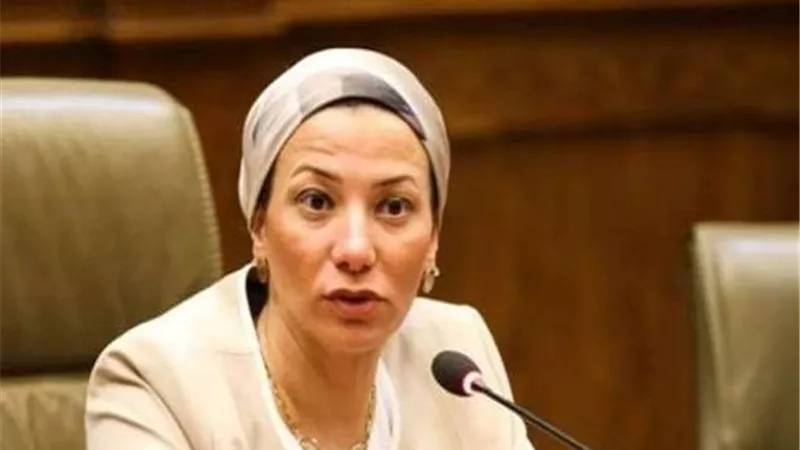 وزيرة البيئة: تسجيل بيانات 5 آلاف عامل قمامة لتقنين أوضاعهم