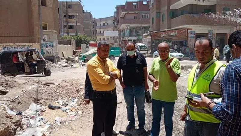المحاسب مجدي رياض يواصل متابعة أعمال الرصف والتطوير بشوارع الشهداء