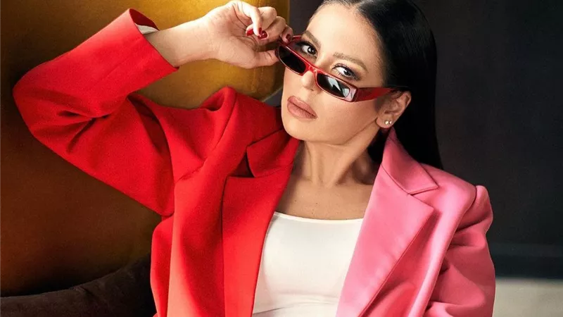 لقاء الخميسي تخطف الأنظار بالأحمر والبينك في أحدث جلسة تصوير.. صور