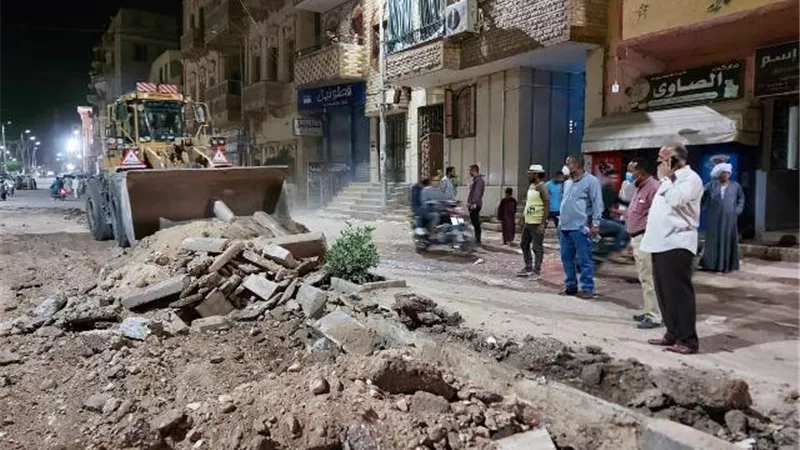 رئيس مركز إسنا جنوب الأقصر يتفقد أعمال تمهيد شارع البحر
