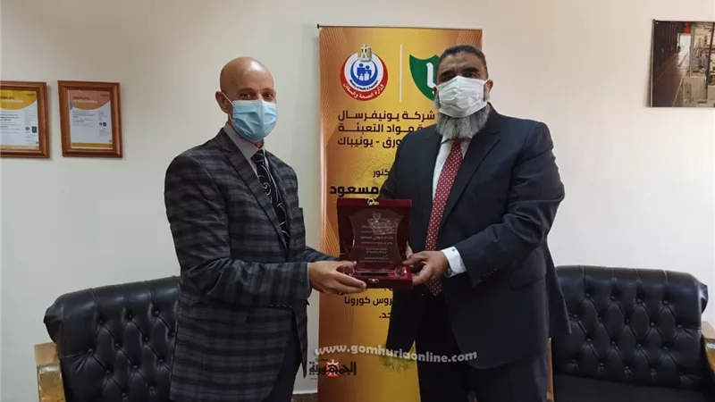 استمرار متابعة وكيل وزارة الصحة بالشرقية تطعيم العاملين بمصانع العاشر بلقاح كورونا.. وشركة تهدى المدرية درع تذكارى