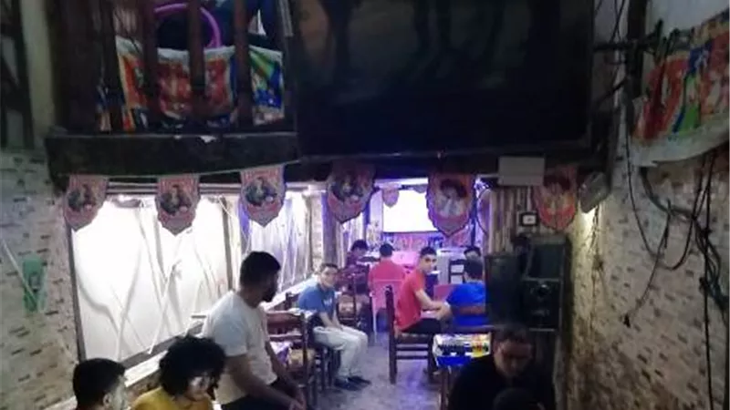 ضبط مقهى لمخالفة المواعيد المقررة للغلق بنطاق حي ثان الزقازيق ..صور