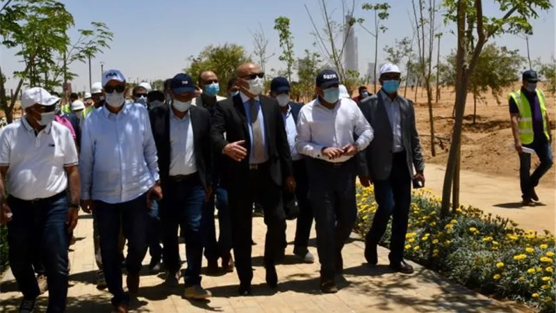قيادات الإسكان تتفقد الحدائق المركزية فى العاصمة الإدارية وتشهد تشغيل النوافير.. بالصور
