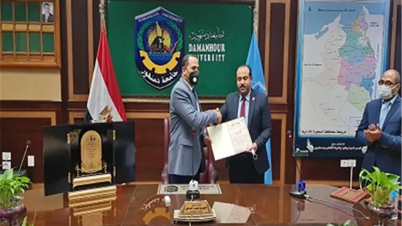 رئيس جامعة دمنهور يكرم وحدة إدارة مشروعات التطوير بالجامعة