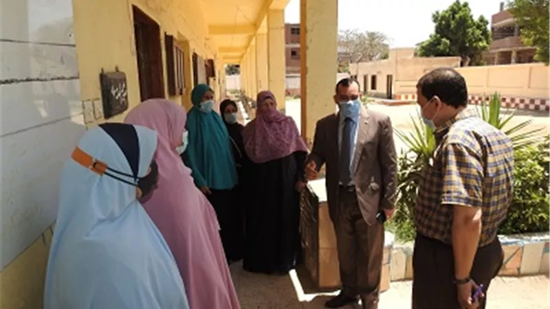 مدير تعليم المنوفية يتفقد لجان الاختبار التجريبي للثانوية العامة
