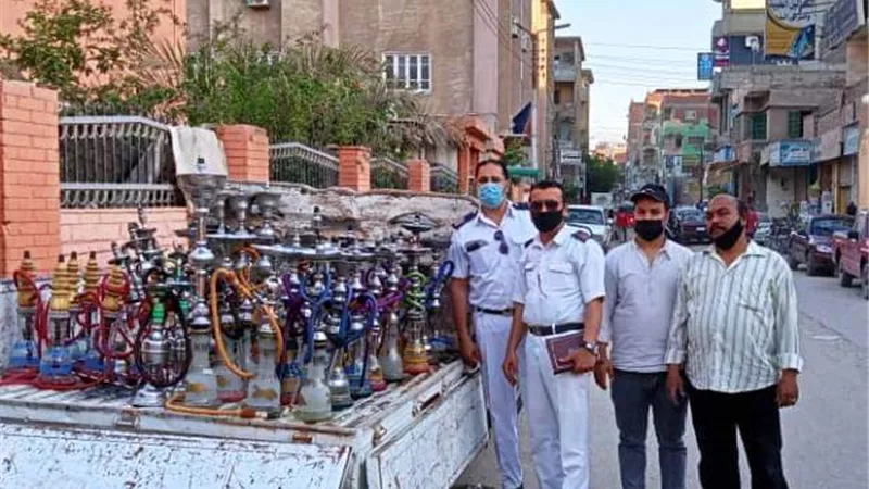 مصادرة ٤١ شيشة وتغريم ٣٣ مواطنا غير ملتزم بإرتداء الكمامة فى الشرقية.. بالصور