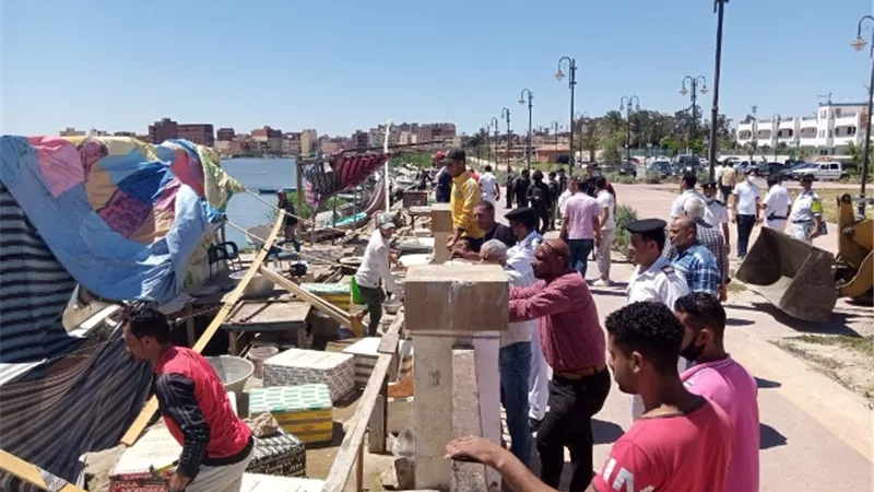 حملات مكبرة لرفع الإشغالات بطريق البلاجات في الإسماعيلية ..صور