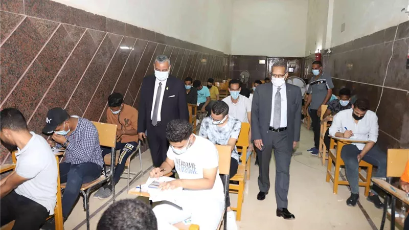 جولة تفقدية لرئيس جامعة جنوب الوادي بلجان امتحانات نهاية العام في يومها الاول