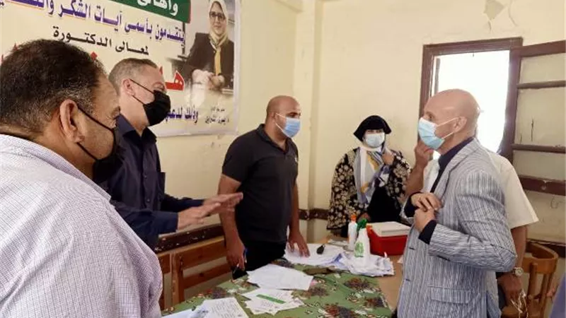 مسعود يتابع تطعيم العاملين والمدرسين بنادي المعلمين والمدارس بأبوكبير بلقاح كورونا..صور
