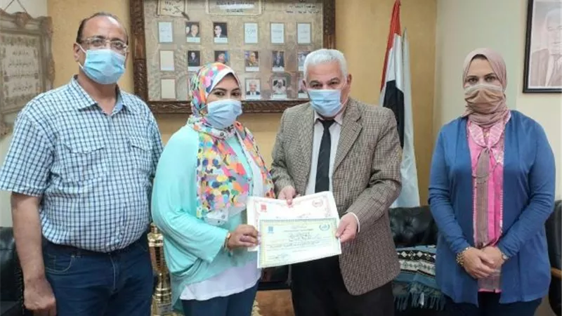 تعليم الإسكندرية يكرم مسئولة الدمج بالمديريه لجهودها المتميزة