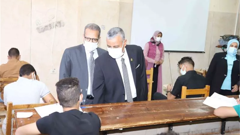رئيس جامعة جنوب الوادى يتفقد لجان الامتحانات فى يومها الاول.. بالصور