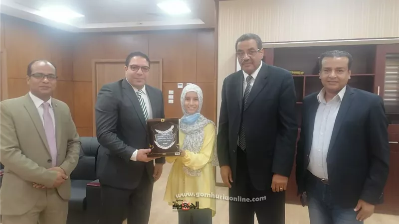 تكريم الطالبة الفائزه بمسابقة الروبوت الافتراضى على مستوى الجامعات المصرية