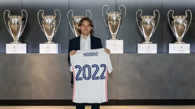 رسميا.. ريال مدريد يمديد عقد مودريتش