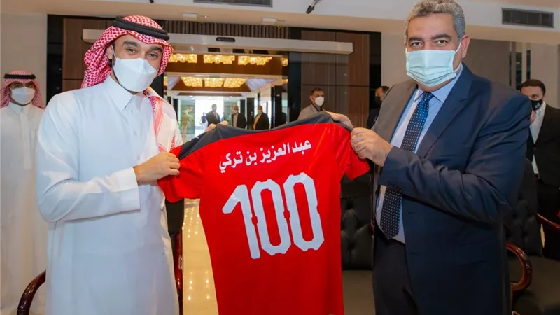 رئيس الاتحاد العربي يتابع منافسات كأس العرب لكرة قدم الصالات في القاهرة