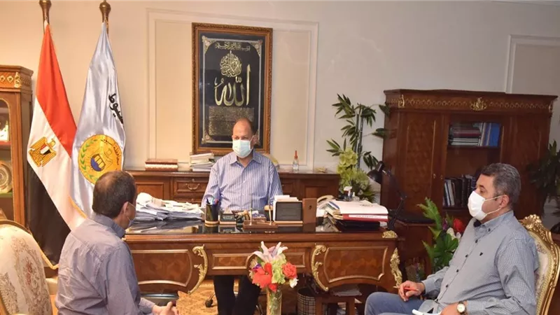 محافظ أسيوط يلتقى مدير إدارة المواقف لمناقشة خطة تطويرها وحل مشكلة الزحام