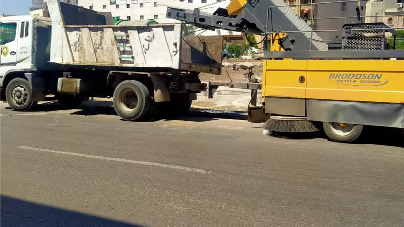 رفع 535 طن قمامة وأتربة بالشوارع والميادين ودهان بلدورات وترميم للشوارع بالمنصورة