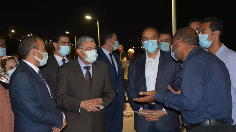 محافظ المنيا يتابع الحالة العامة عقب افتتاح كورنيش النيل أمام المواطنين