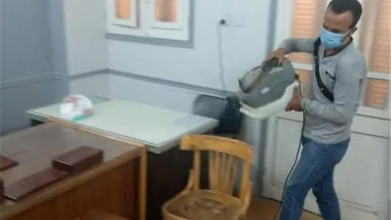 سوهاج تواصل أعمال رش وتطهير الشوارع ومداخل البنوك والمصالح الحكومية ..صور
