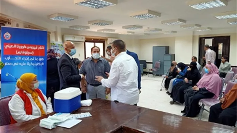 تطعيم المدرسين والعاملين بالإدارة التعليمية بفاقوس بلقاح كورونا