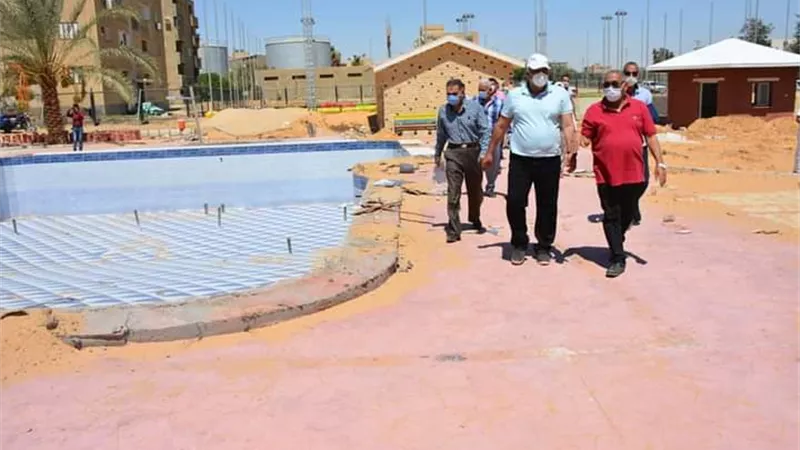 الزملّوط يتفقد مشروع فسائل النخيل والتوت وتطوير حديقة السلام بالخارجة
