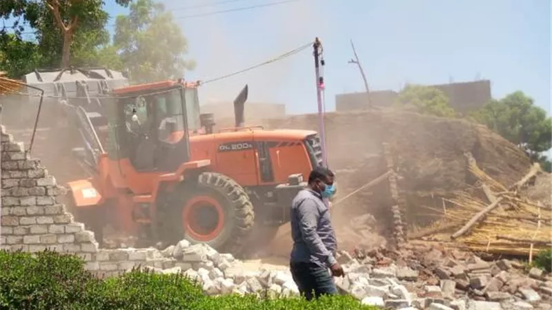إزالة حالتى تعد بالبناء بالرياينة وأرمنت جنوب غرب الأقصر..صور