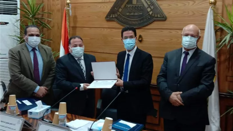 جامعة بنها تُكرم الامين المساعد للشئون المالية