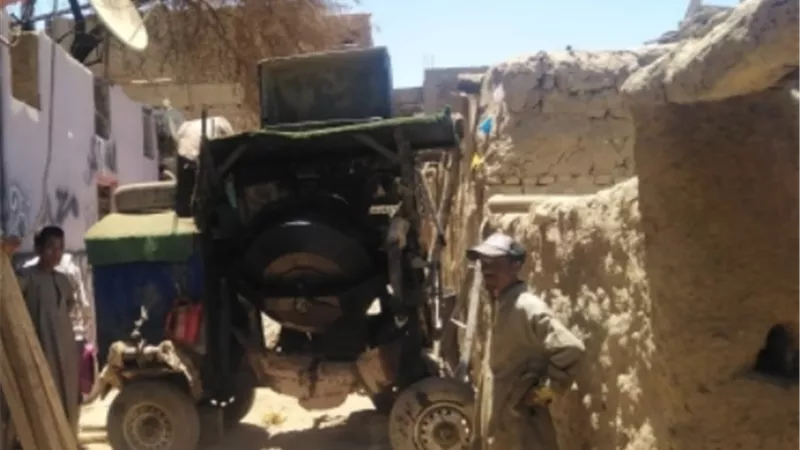 وقف حالة بناء سقف منزل بمنشاة العمارى شمال شرق الأقصر..صور