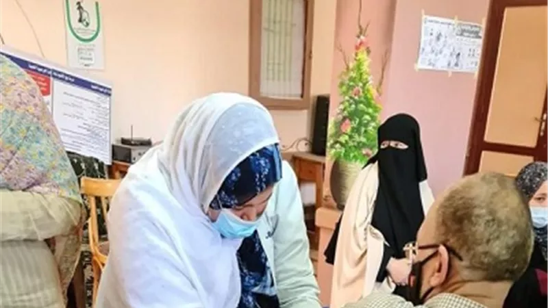 استمرار تطعيم العاملين بالمدارس وكبار السن بمنازلهم بالشرقية