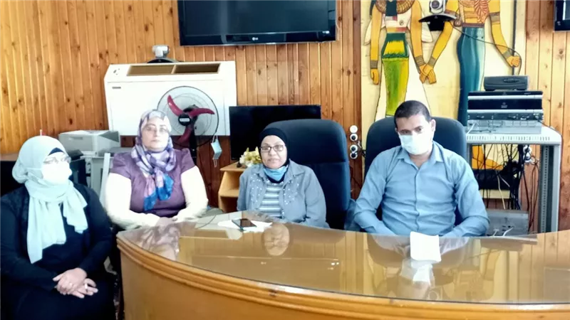 استمرار حملة طرق الأبواب لتوعية السيدات بأهمية التسجيل للحصول على لقاح كورونا