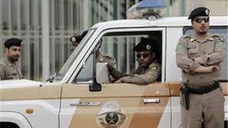 لص يسرق سيارة بداخلها امرأة في السعودية.. فيديو