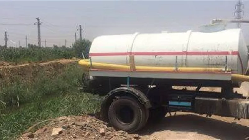 شئون البيئة بالغردقة يضبط سيارة تلقى مياه صرف صحى فى حديقة الممشي السياحى