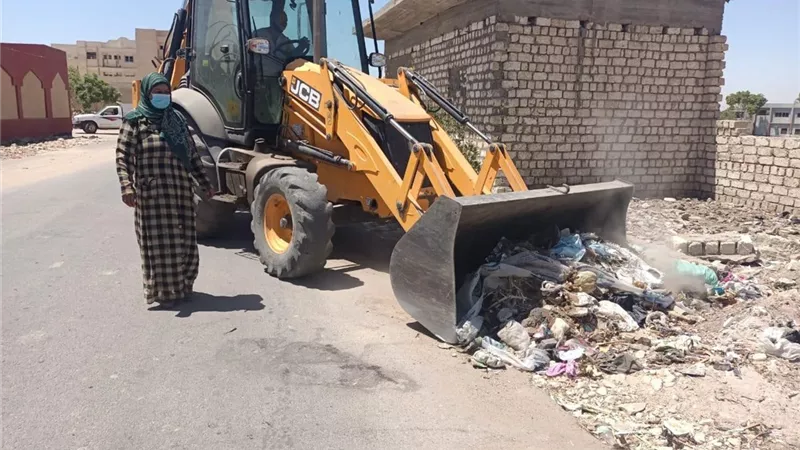 رفع ١٦ طن أتربة ومخلفات فى حملة نظافة بإسنا جنوب الأقصر