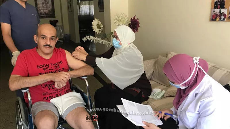 الفرق الطبية المتنقلة تواصل الجهود المكثفة لتطعيم النزلاء والعاملين بدار النسور للمسنين بلقاح كورونا فى العاشر من رمضان